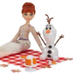 Frozen 2 Anna and Olaf's Autumn Picnic Dolls